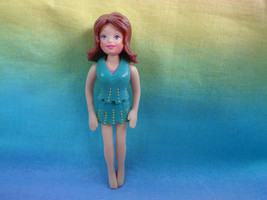 Polly Pocket Mattel Girl Doll Reddish Brown Molded Hair Aqua Outfit - $2.54