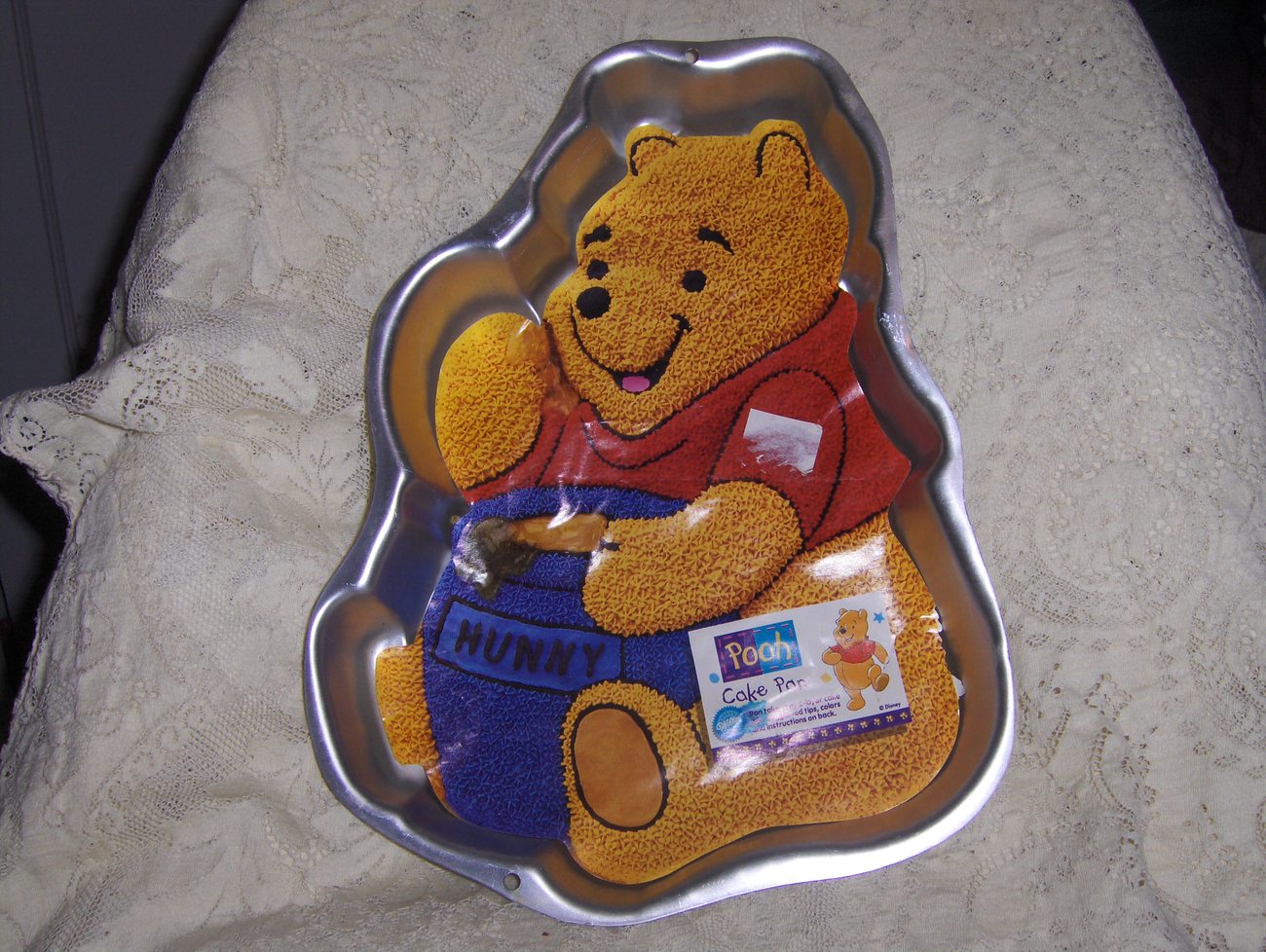Wilton Vintage Winnie The Pooh With Honey Pot Cake Pan with Insert and
