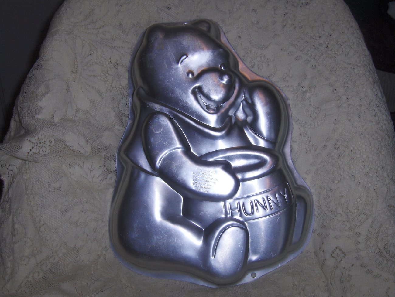 Wilton Vintage Winnie The Pooh With Honey Pot Cake Pan with Insert and