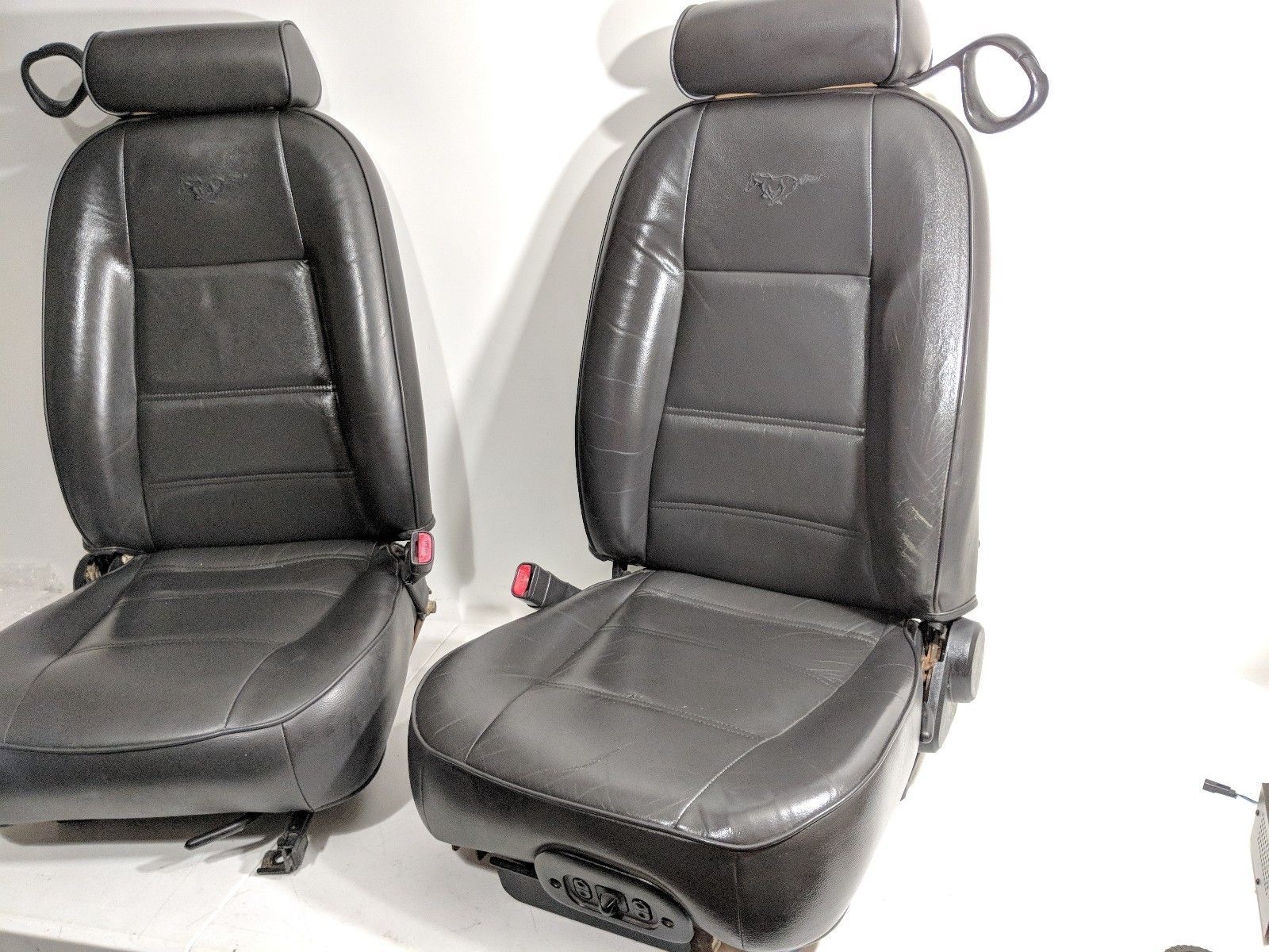 9904 FORD MUSTANG POWER LH DRIVER/ MANUAL RH PASSENGER LEATHER SEATS