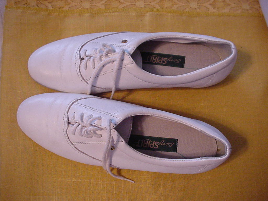 easy spirit tie shoes