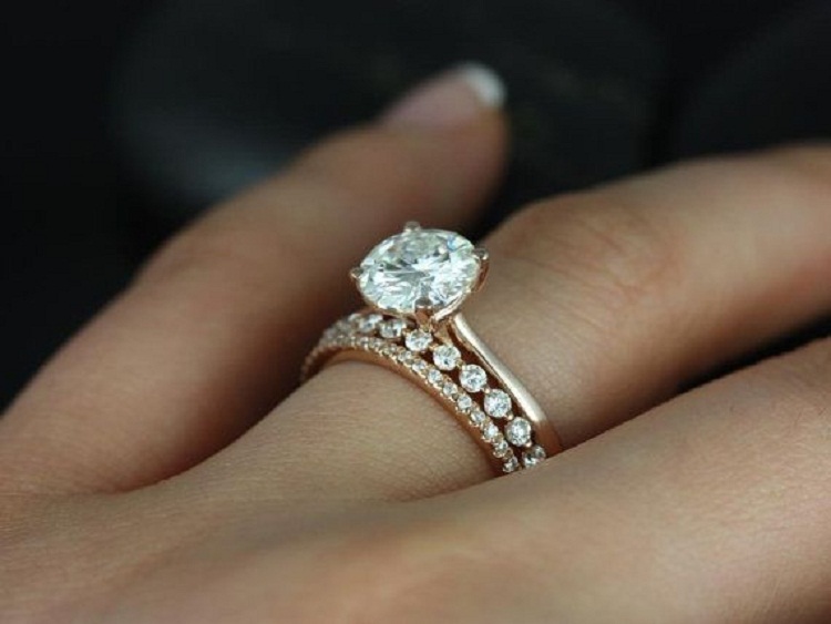 ring with two simple weding bands and a solitaire in between