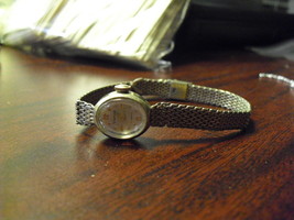 Vintage Womens Vantage 17 Jewels Watch Wristwatch LOOK - $17.82