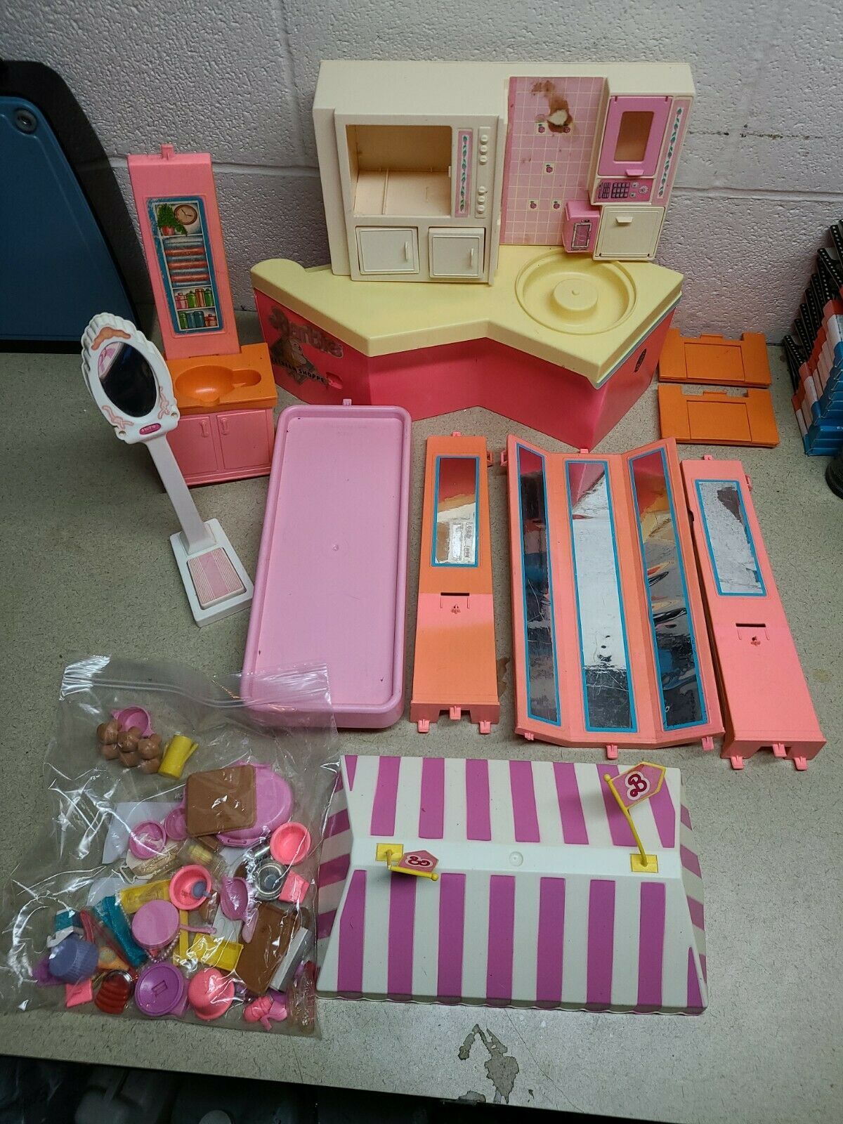 Mixed LOT of Vintage Barbie PlaySet Parts & Pieces Ice Cream Shop House Kitchen - Structures