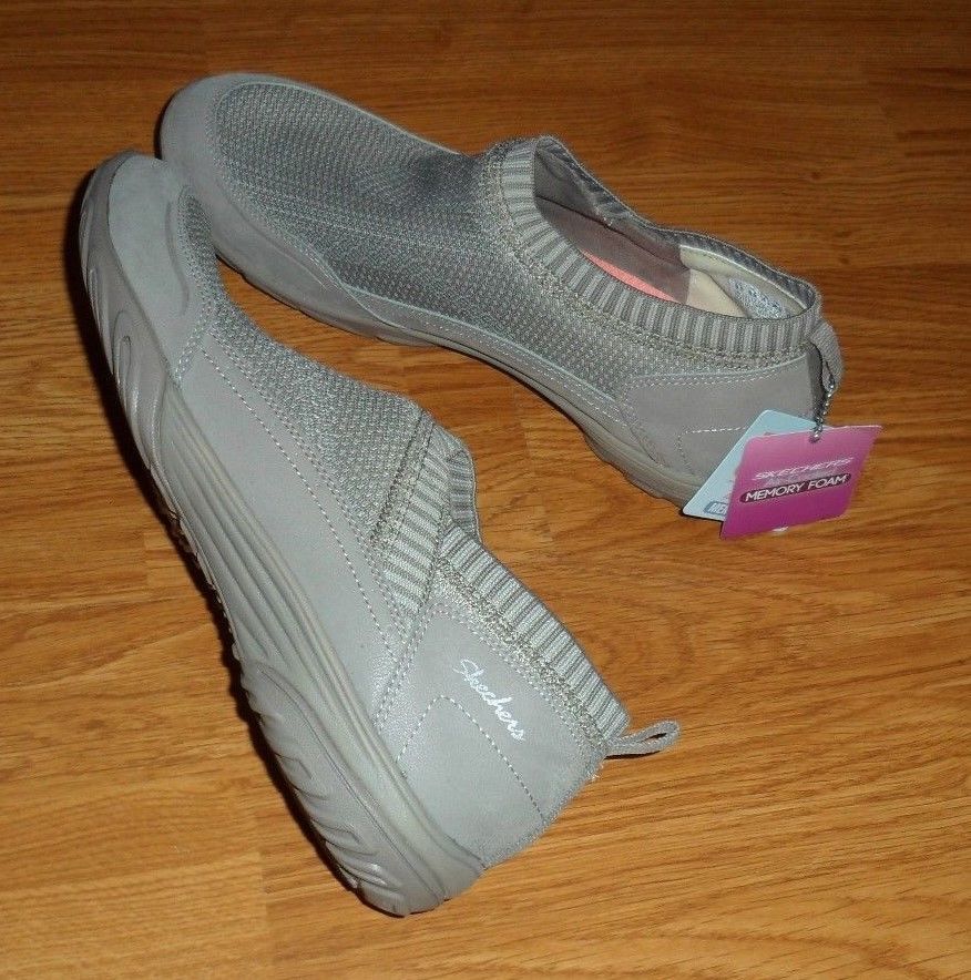 skechers classic fit air cooled memory foam 9.5 NWT skechers classic fit air cooled memory foam 9.5 NWT