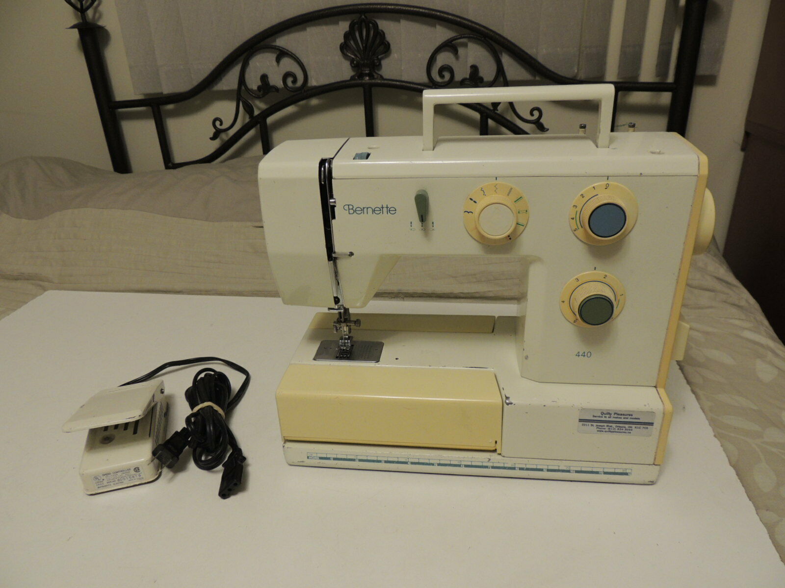 BERNINA 440 Sewing Machine With Foot Control Pedal Machines