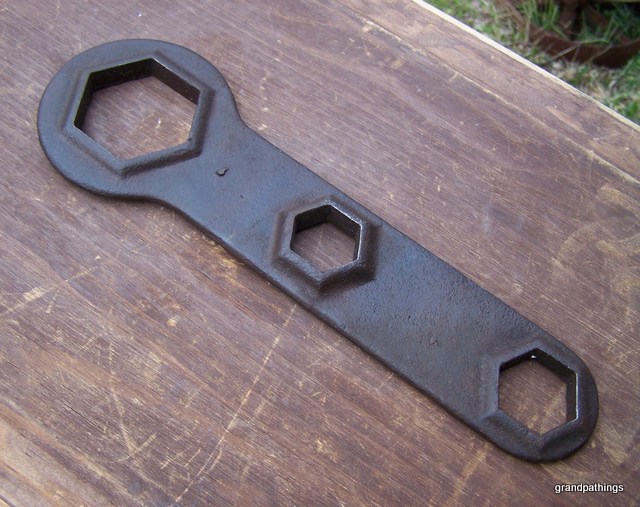 Antique OLD AUTO & TRUCK WHEEL HUB NUT COLLECTOR WRENCH TOOLS Antiques