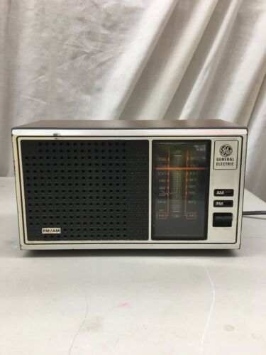 Primary image for Vintage GE General Electric AM/FM Radio Walnut Grain Finish 120 Volts 7-4115B 