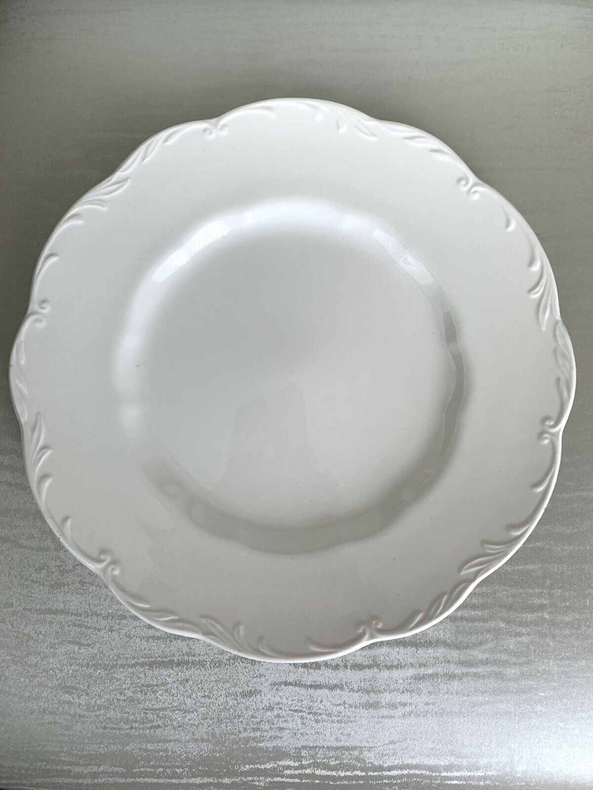 J & G Meakin England STERLING COLONIAL White Embossed Scalloped Dinner ...