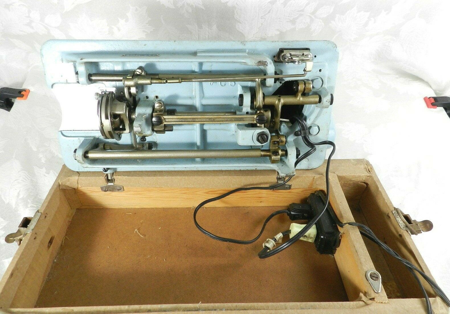 Vintage Good Housekeeper Sewing Machine Model 290 JA3 Turquoise Blue