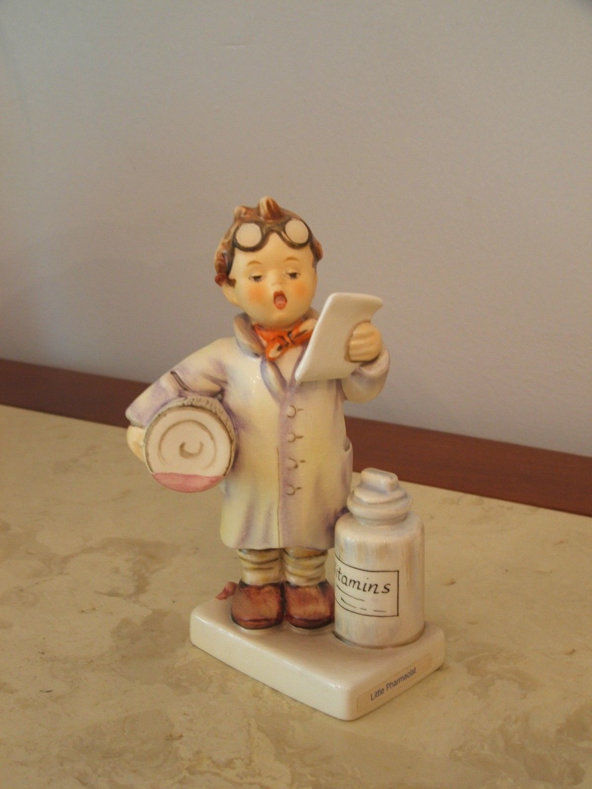 hummel little pharmacist 322