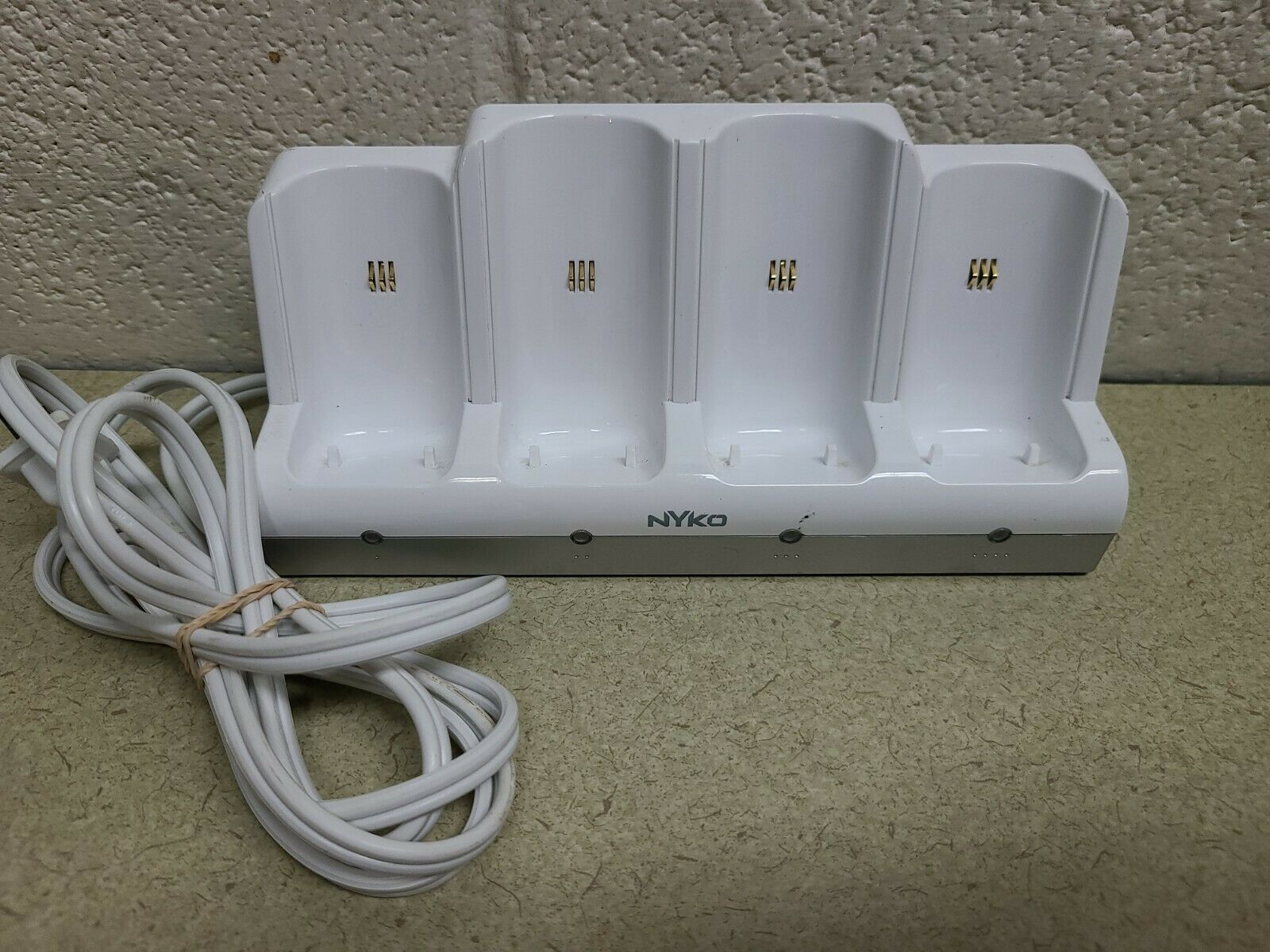 NYKO NINTENDO Wii CHARGE STATION QUAD CHARGER / BASECRADLE ONLYMODEL