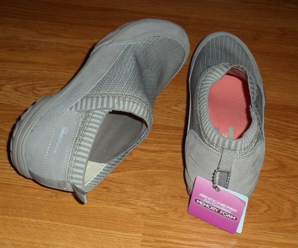 skechers classic fit air cooled memory foam 9.5 NWT skechers classic fit air cooled memory foam 9.5 NWT
