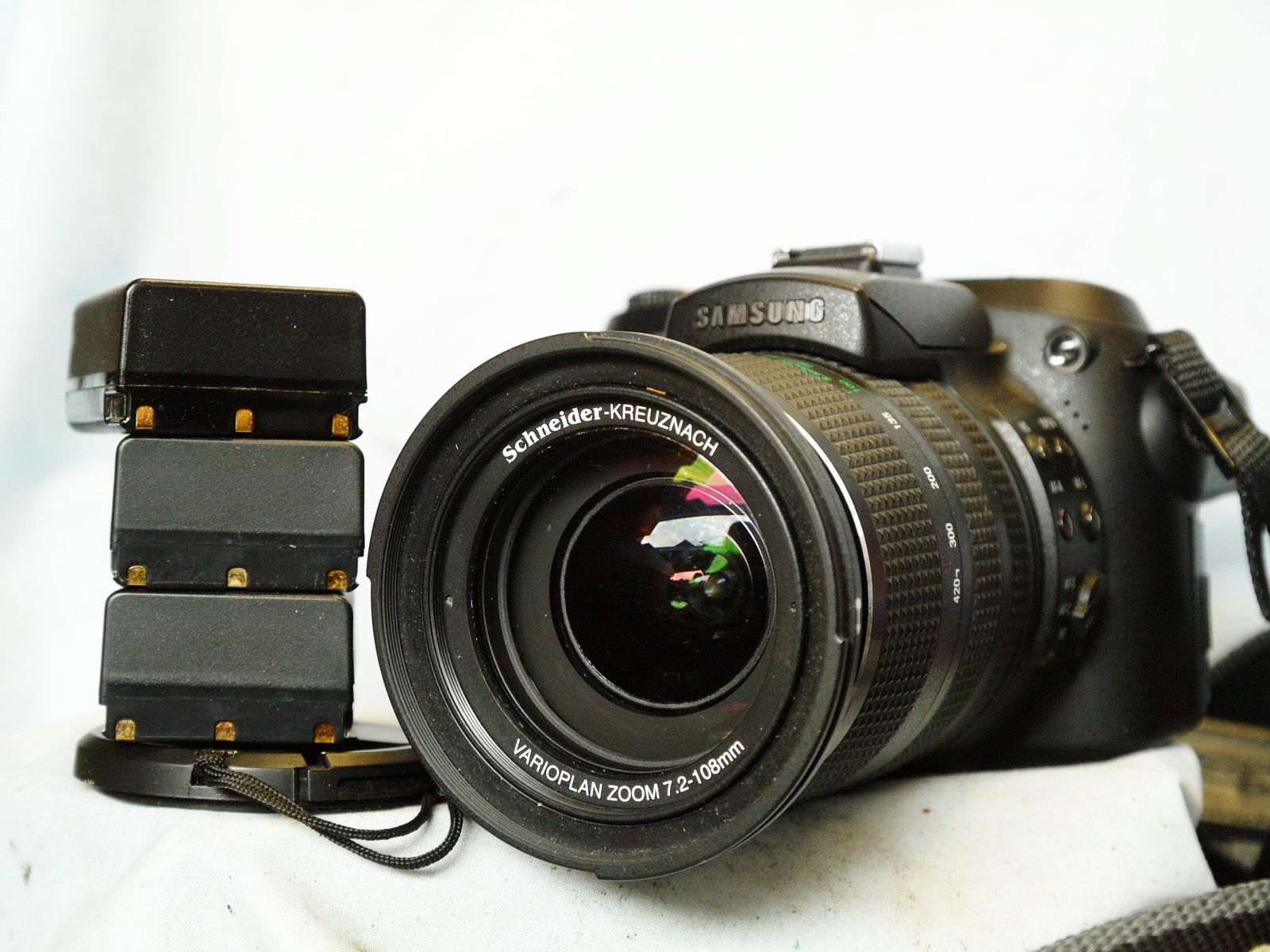 Samsung Pro 815 Digital Camera (8.0MP, 15 x optical Zoom) 3.5" LCD c/w
