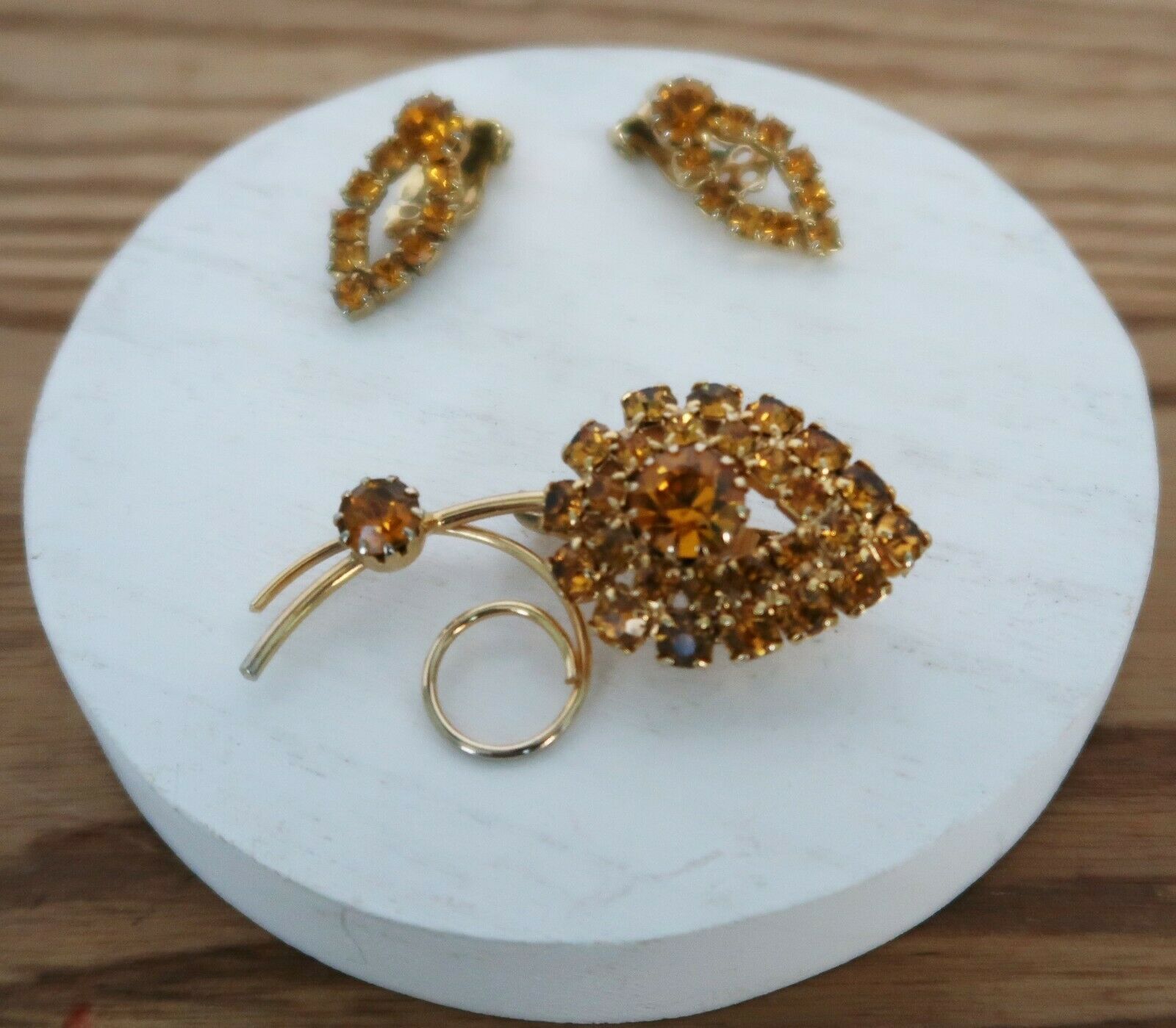 Primary image for Vtg amber root beer rhinestone leaf brooch & matching clip on earrings set
