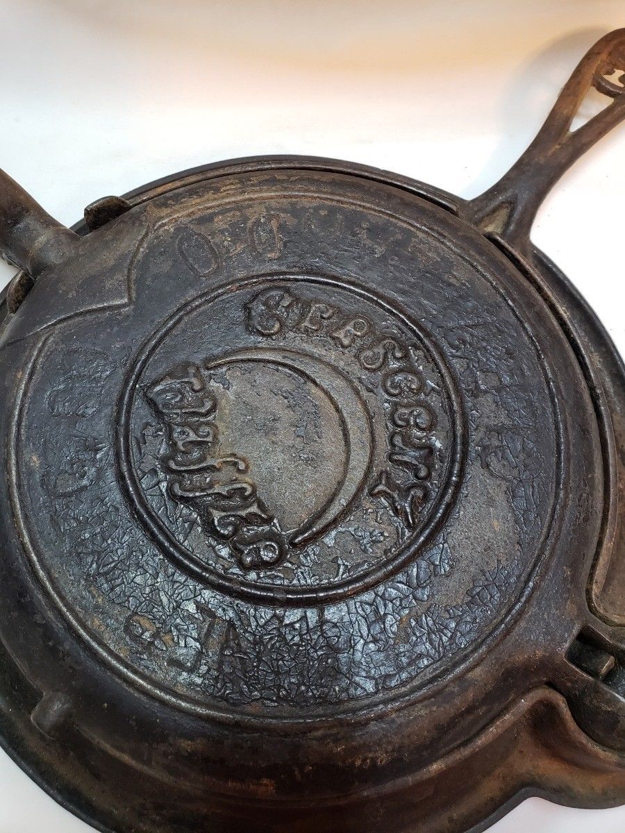Fanner Mfg Co Crescent Waffle Cast Iron No. 8 Waffle Maker Cleveland