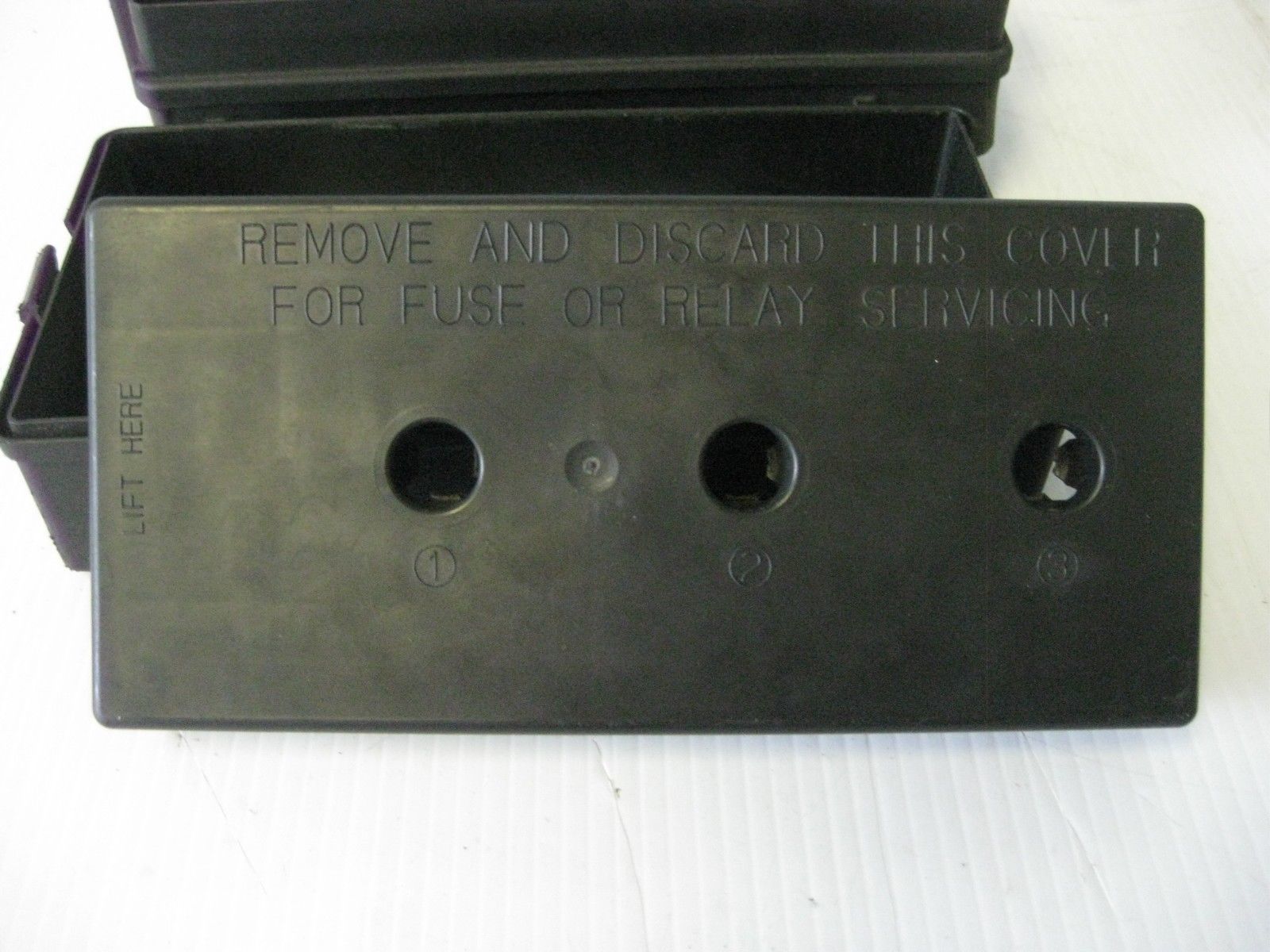 Buick LeSabre Custom 2002 Engine Fuse Box w/ Cover OEM ... 1985 buick lesabre fuse box 