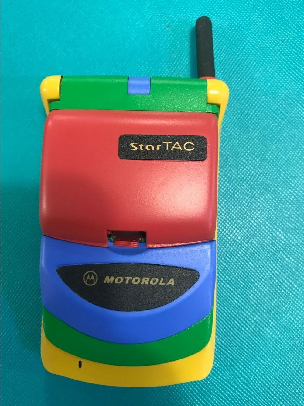 MOTOROLA STARTAC 2G GSM 900 Classic Flip CellPhone with box Cell