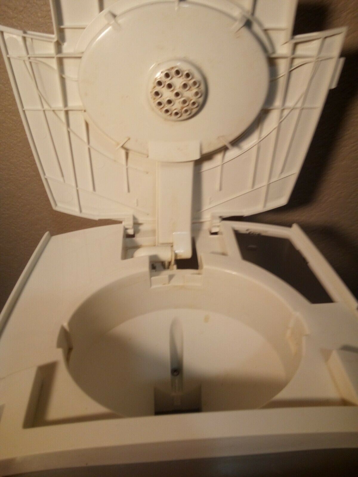 GEVALIA COFFEE POTMODEL CM650WHITENO CARAFEFREE SHIPVGC