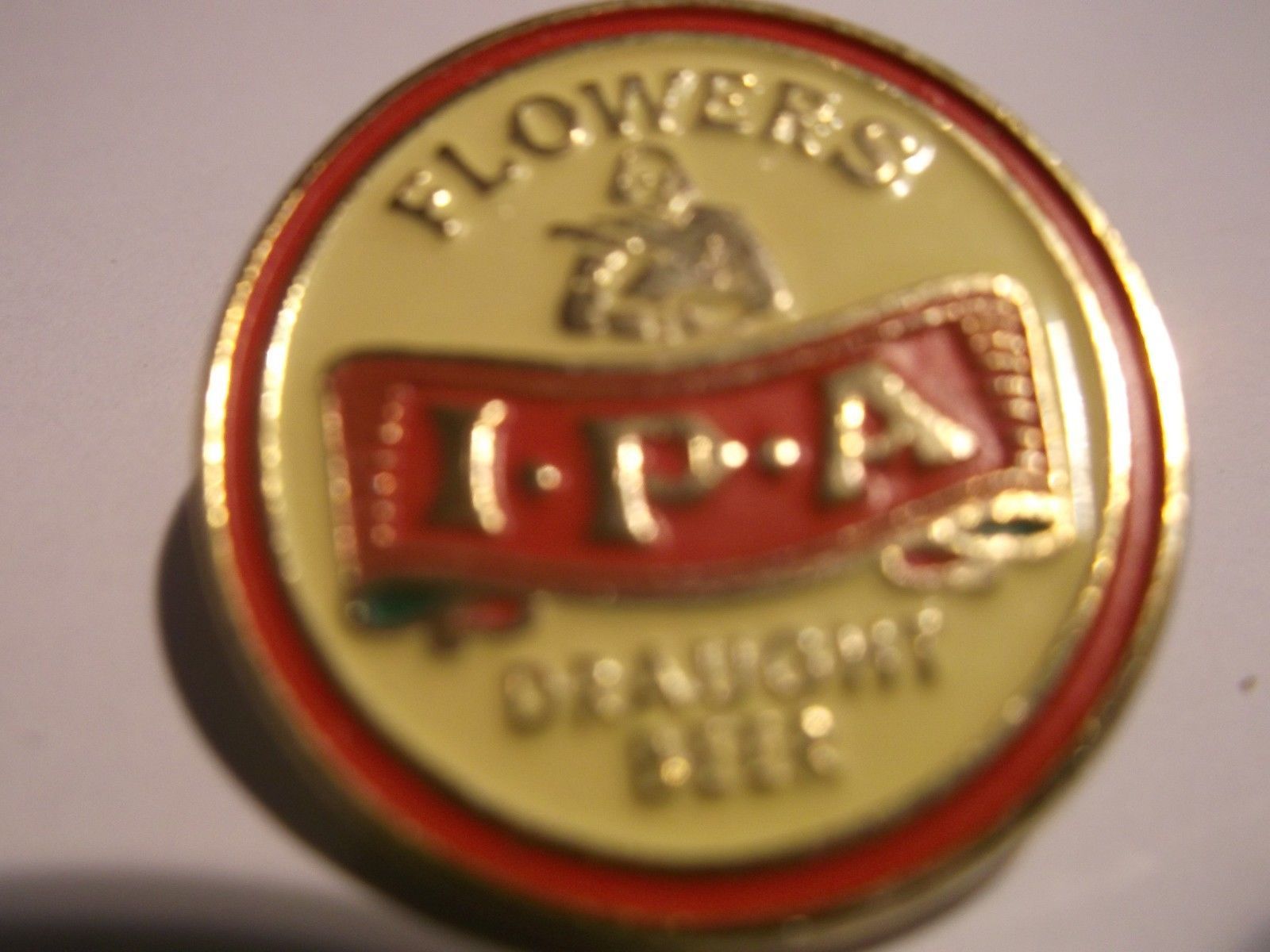 BREWERY BADGE FLOWERS IPA .DRAUGHT BEER PIN BADGE NEW MINT SEALED Pins