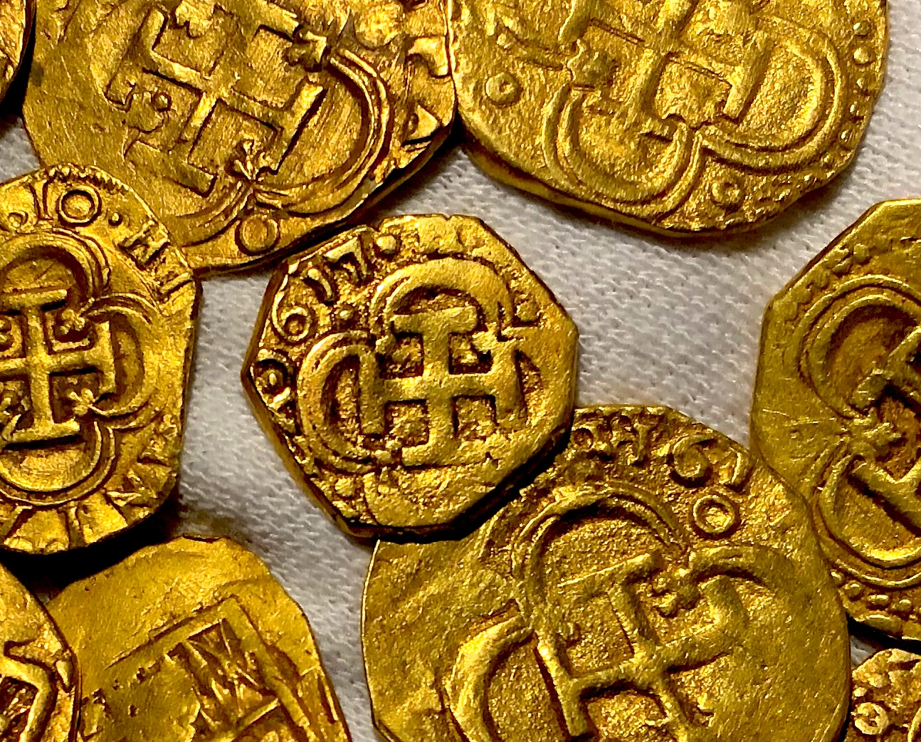 Древнейшая золотая монета 5 букв. Испанский золотой Дублон. Испанская Золотая монета Дублон. Дублон Брашера 1787. Золотые пиастры 17 века.