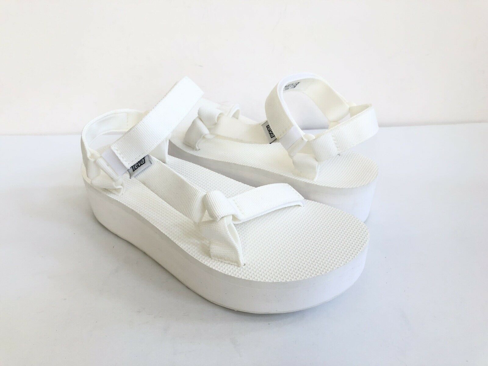 teva flatform universal white