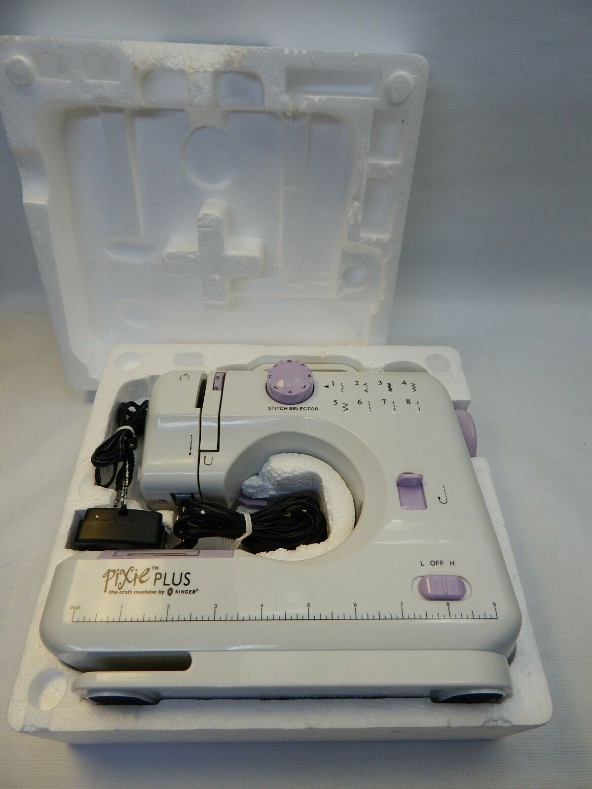 Preowned SINGER PIXIE PLUS SEWING THE CRAFT MACHINE by Singer BATTERY