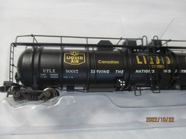 Broadway Limited # 3825 Canadian Liquid Air Cryogenic Tank Car # 80017 & 80019. image 2