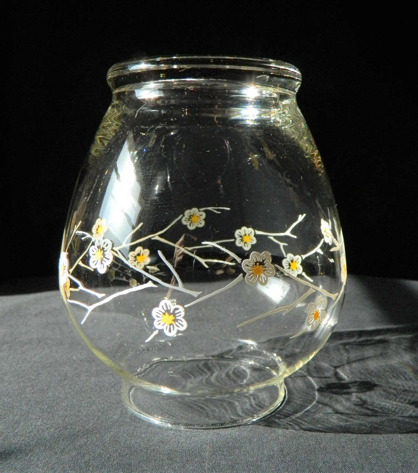 Clear Glass Jar With LidWhite Color Flower/Daisy Design Urn Shaped