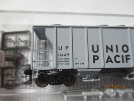 Micro-Trains # 09500032 Union Pacific PS-2, 2-Bay Covered Hopper N-Scale image 2