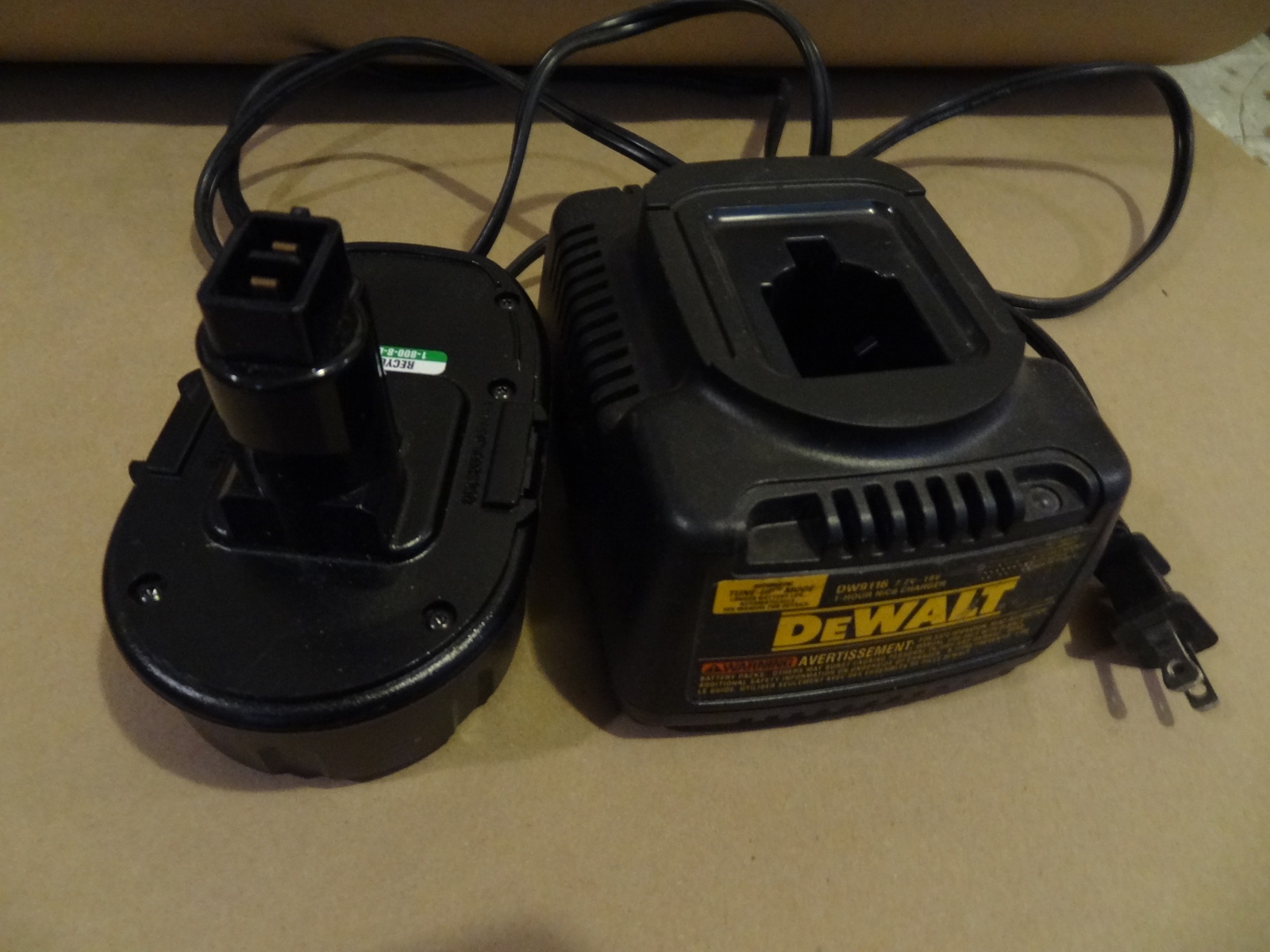 DEWALT 18V 18 VOLT BATTERY & CHARGER COMBO SET DC9098 & DW9116 USED