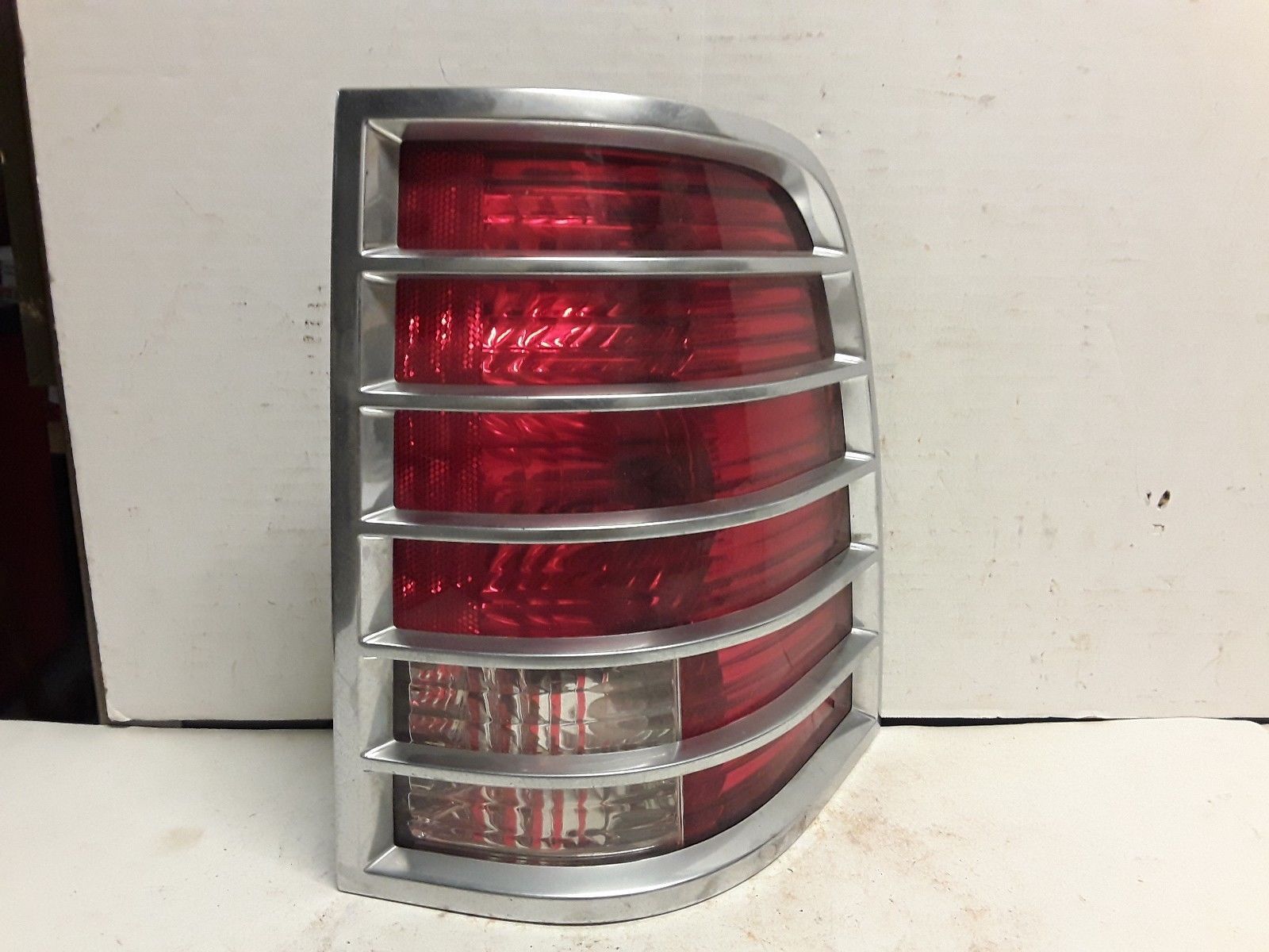 02 03 04 05 Mercury Mountaineer right rear passenger side tail light