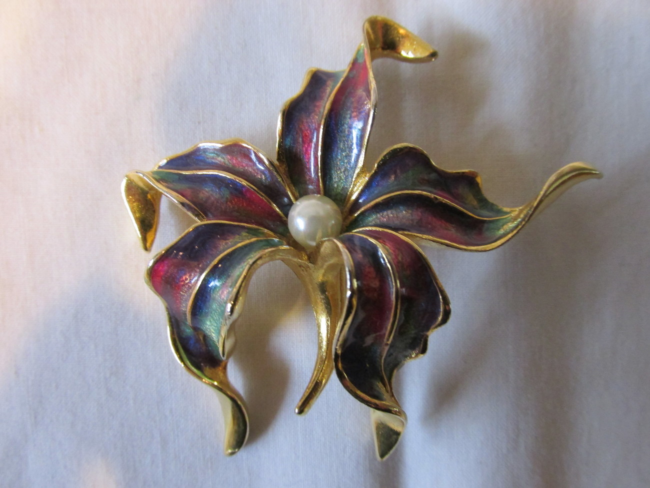 Lovely Vintage Multicolored Enameled Flower Pin Pins & Brooches