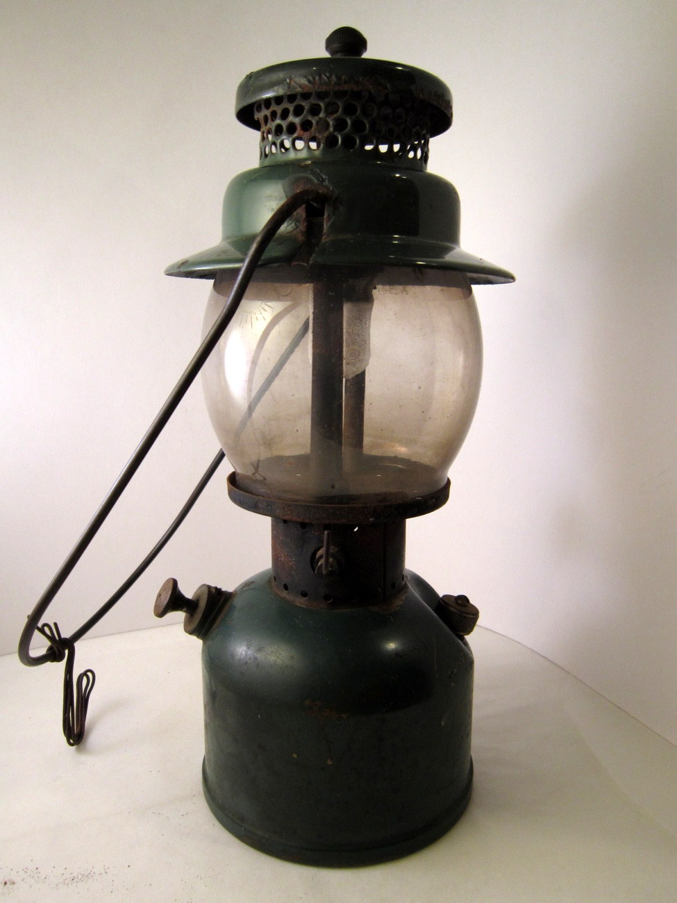 Бензиновая лампа. Coleman Lantern. Coleman Lantern Mantle. Бензиновая лампа для освещения.