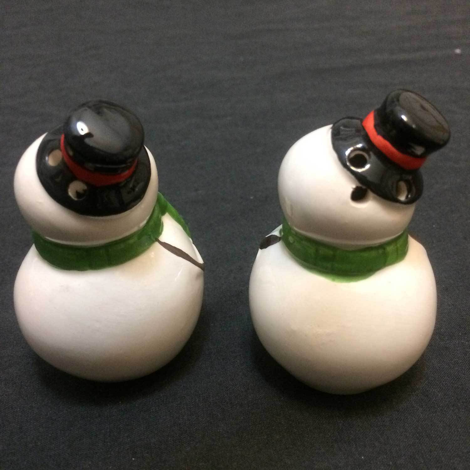 New Christmas Twins SANTA CLAUS SALT PEPPER SHAKERS Ceramic Holiday Classic SET