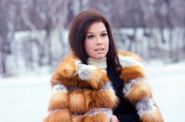 Mary Tyler Moore Show classic Mary in fur coat 1970 opening 18x24 Poster - $23.99