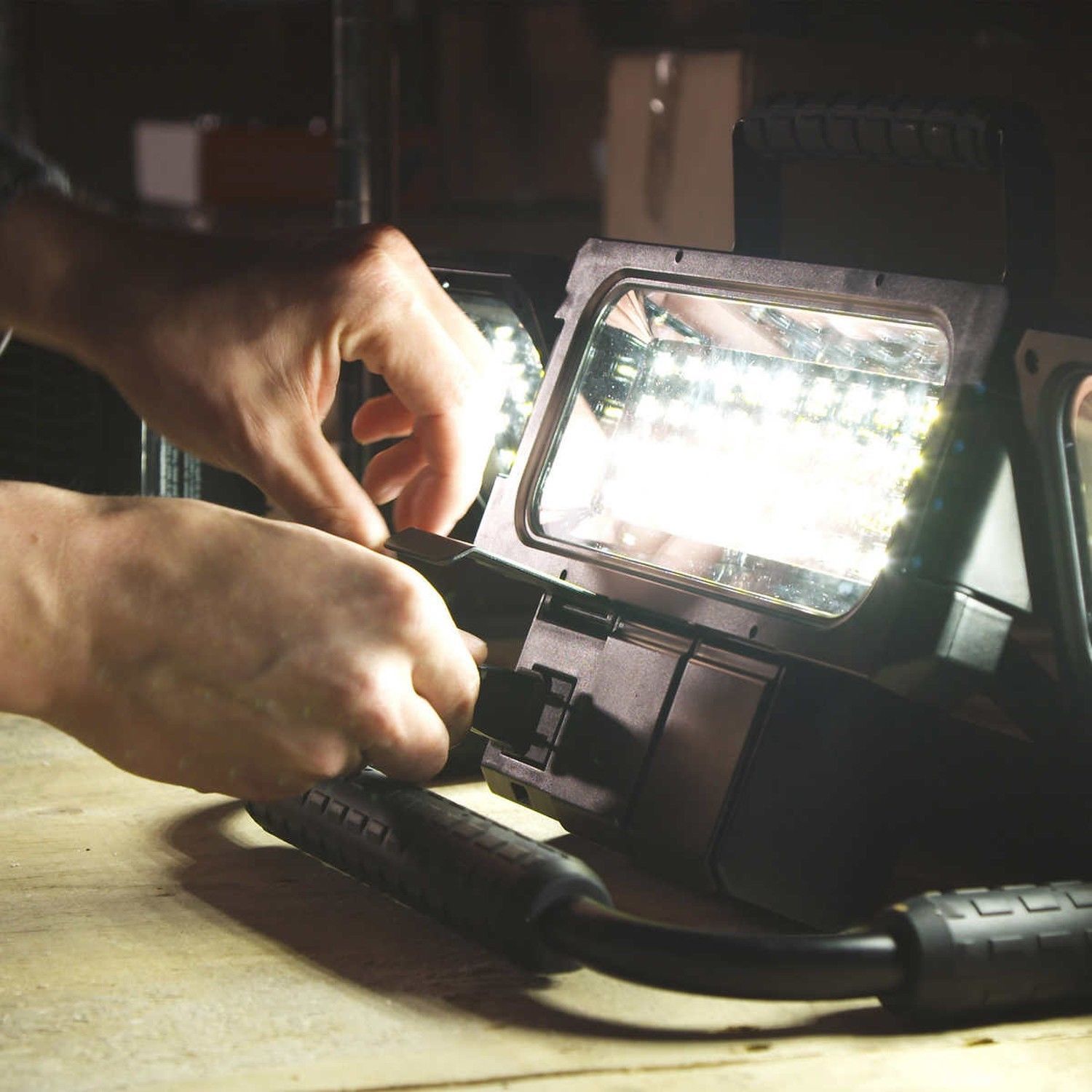 Winplus LED Folding Worklight 2100 Lumens with 2 Power Sockets /& 2 USB Outlets