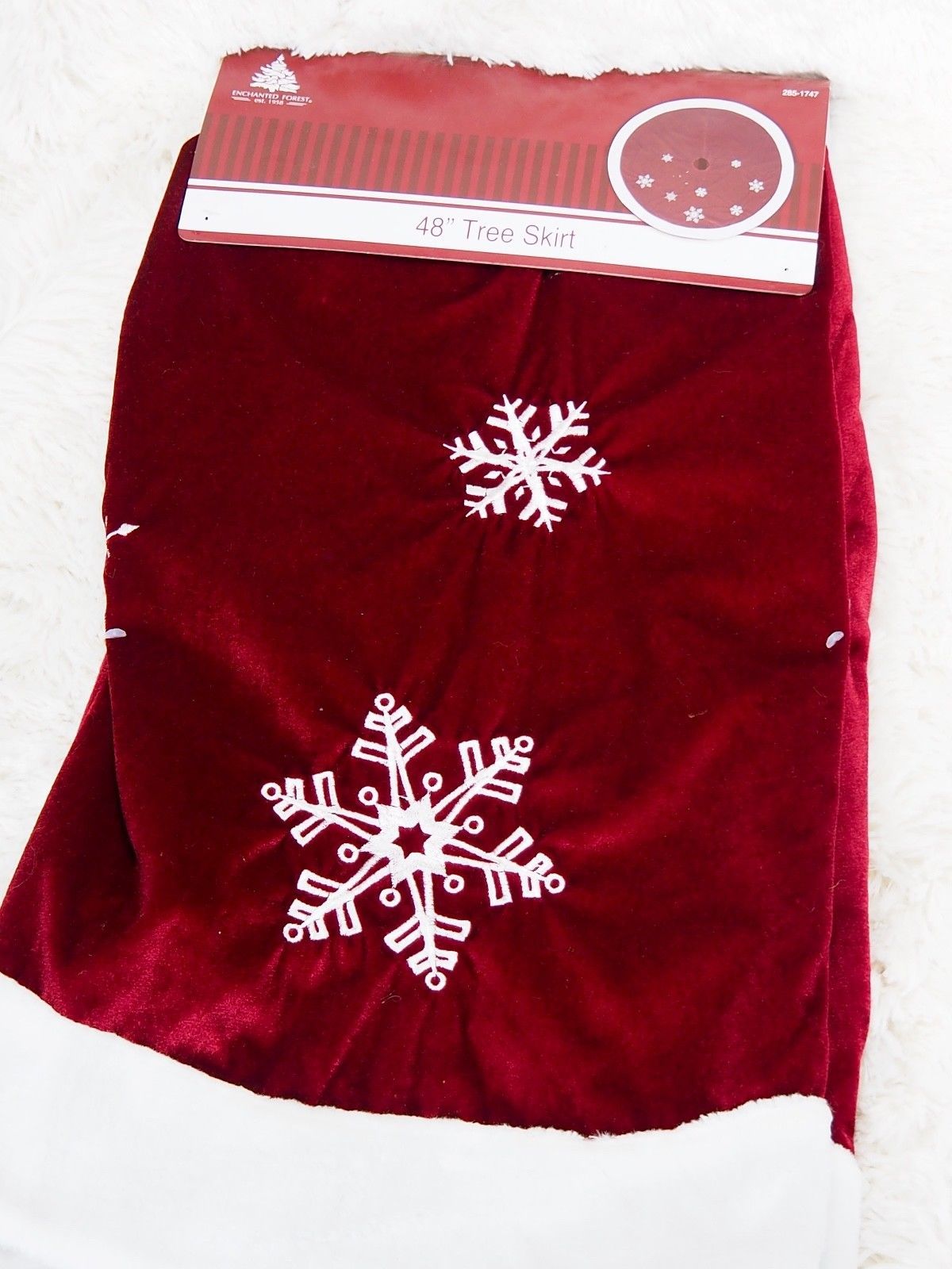 NEW 48" Red Velvet CHRISTMAS TREE SKIRT White 'Fur' Trim Snowflakes