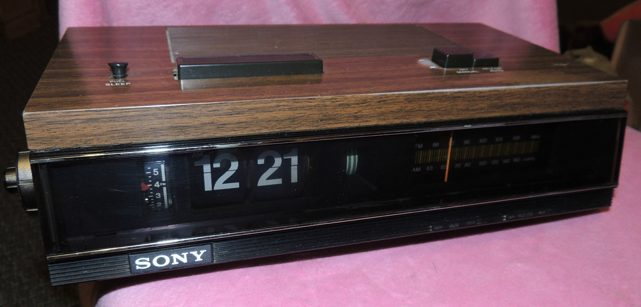 Vintage SONY FLIP DIGITAL CLOCK RADIO AM/FM TFMC580W Working RETRO