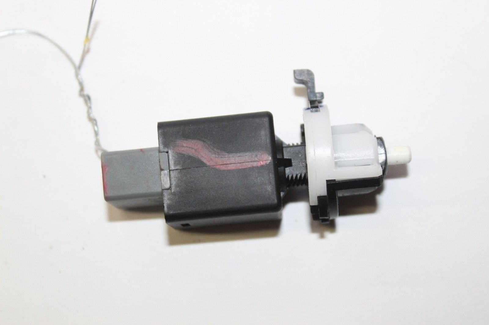 20162018 KIA OPTIMA BRAKE LIGHT SENSOR J2050 Car & Truck Parts