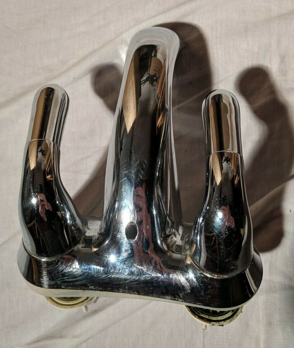 DELTA FOUNDATIONS BRUSHED NICKEL 2 HANDLE CENTERSET WATERSENSE