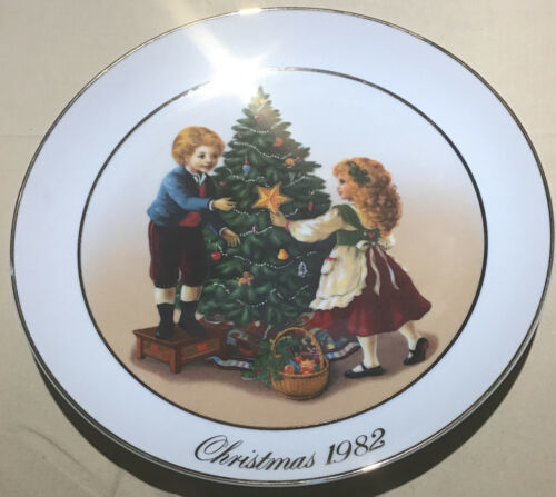 Primary image for Lovely=Avon 1982 Christmas Memories Collector Plate Second Edition JAPAN  (Q-5)
