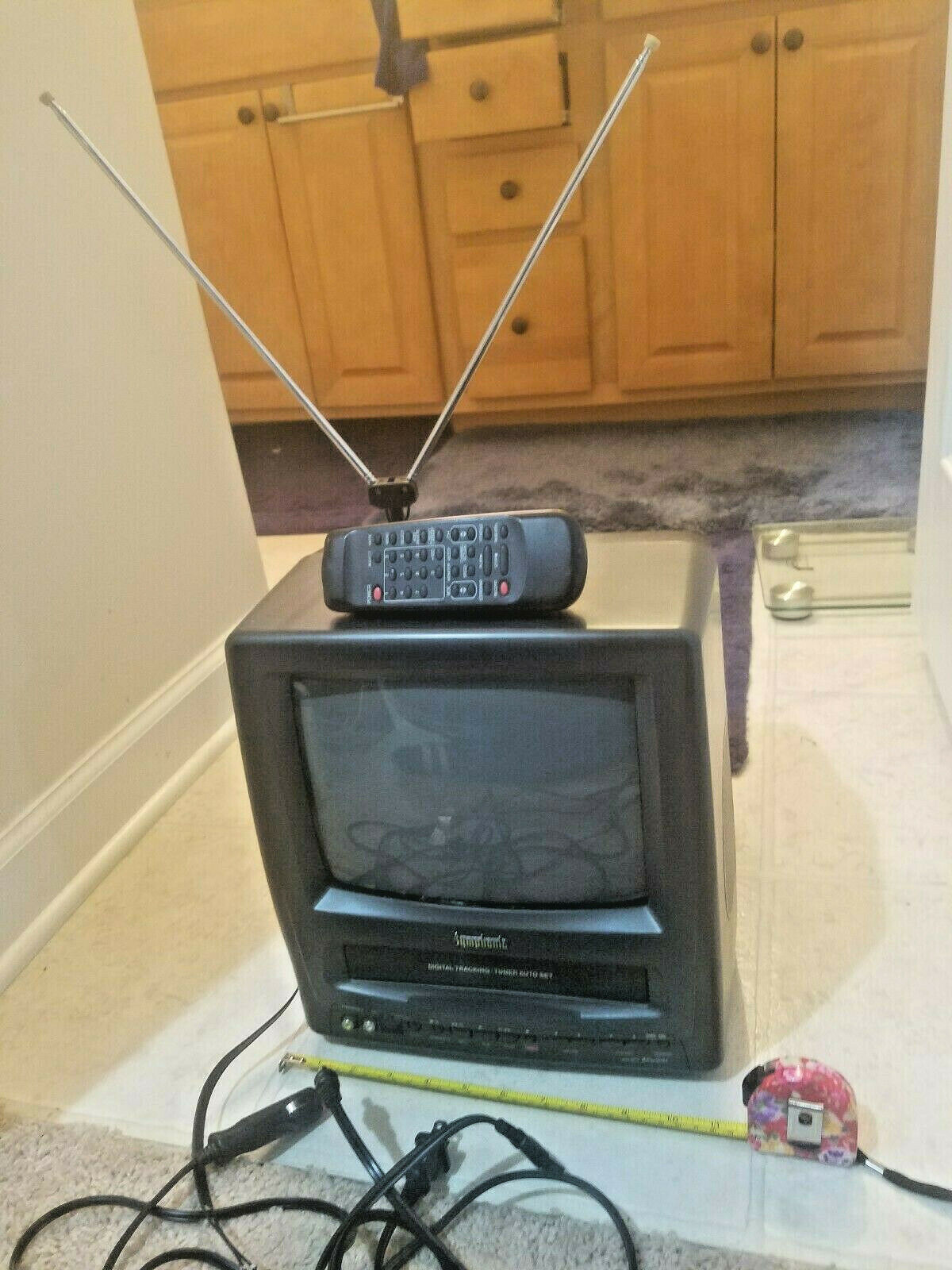 Symphonic 9" REC TV VCR portable Combo AC/DC + remote control cords