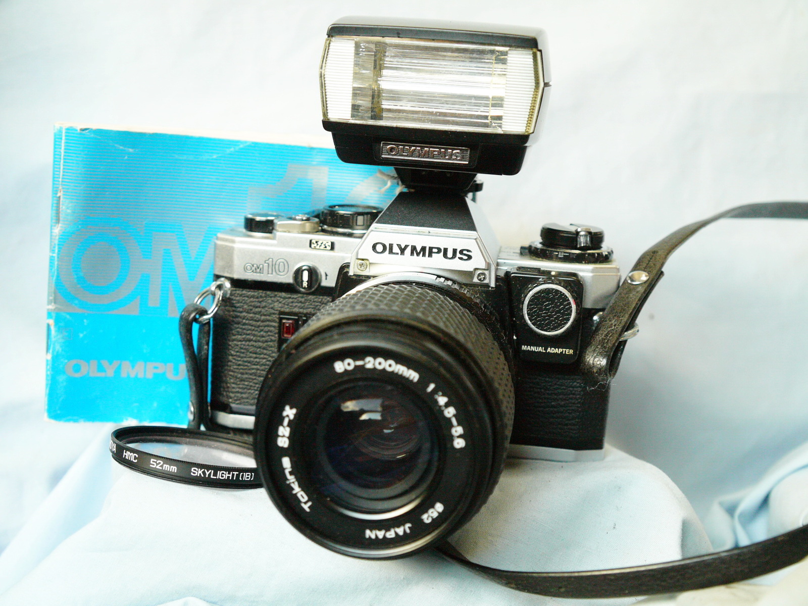 Olympus OM10 35mm SLR Camera c/w 80200mm Zoom Lens + Man Adap+ T20
