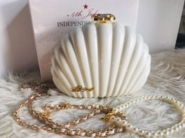 NEW CHANEL VIP White Clam Shell Convert Clutch Chain Bag for Sale in  Rowland Heights, CA - OfferUp