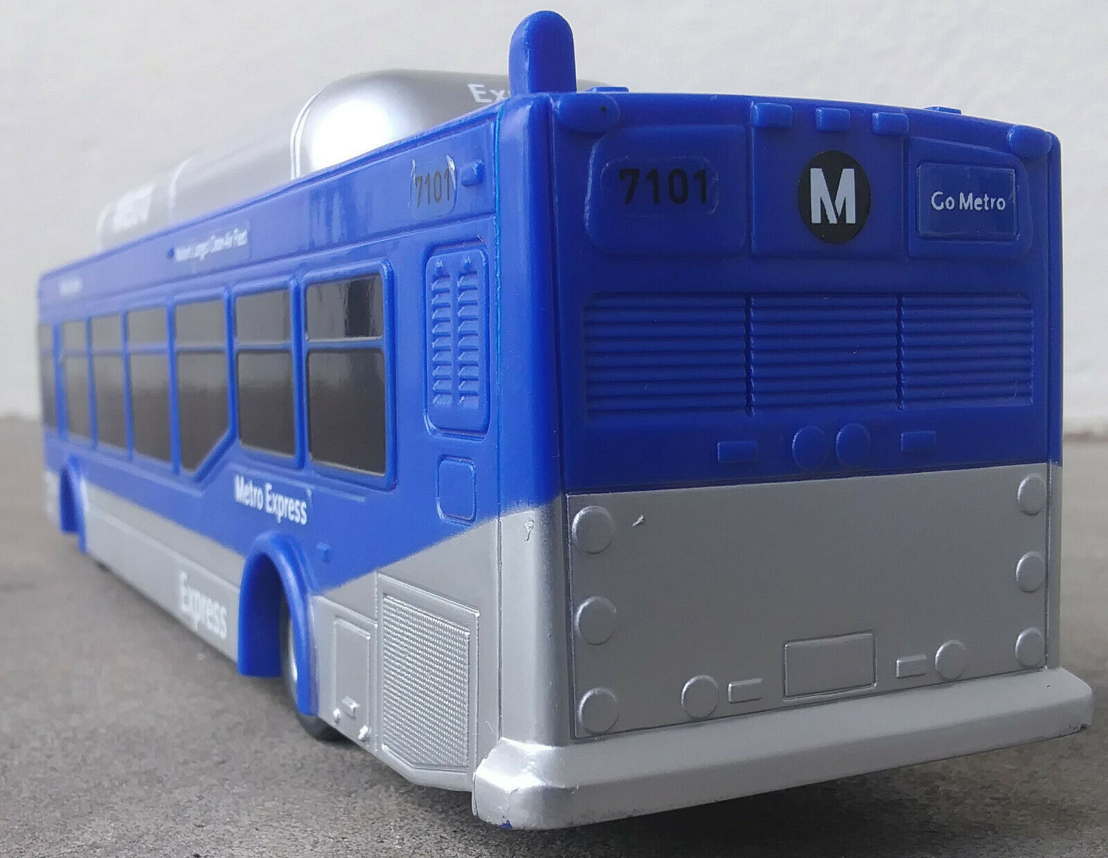 1-50-scale-nabi-transit-bus-los-angeles-metro-express-model-bus-la