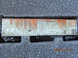 Micro-Trains # 99405281 BNSF/ex-ATSF Weathered 2 Pack Reefers, Z-Scale image 3