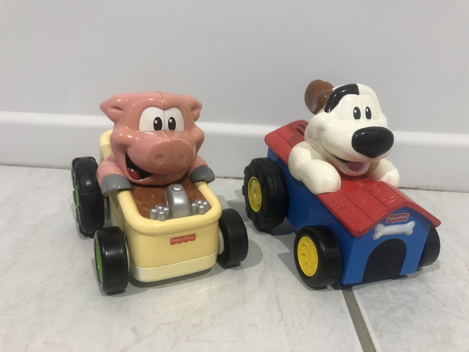 Fisher-Price Barnyard Basics Shake 'n' Go Pig in Bath Dog in Kennel ...