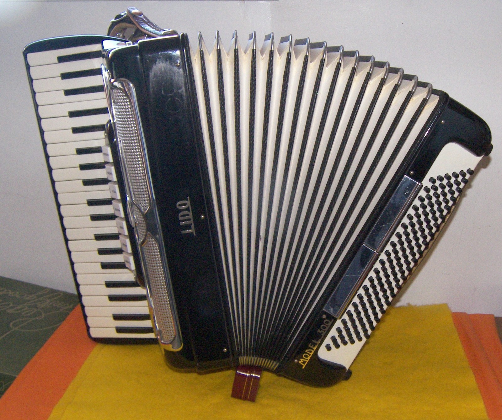 120 Bass LIDO 300 Accordion 1960s Black Vintage Accordions