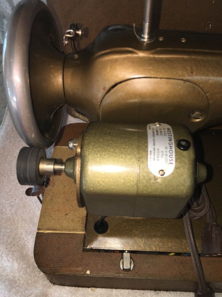 VINTAGE NEW HOME SEWING MACHINE LIGHTRUNNING MODEL NLB 1940s CASE